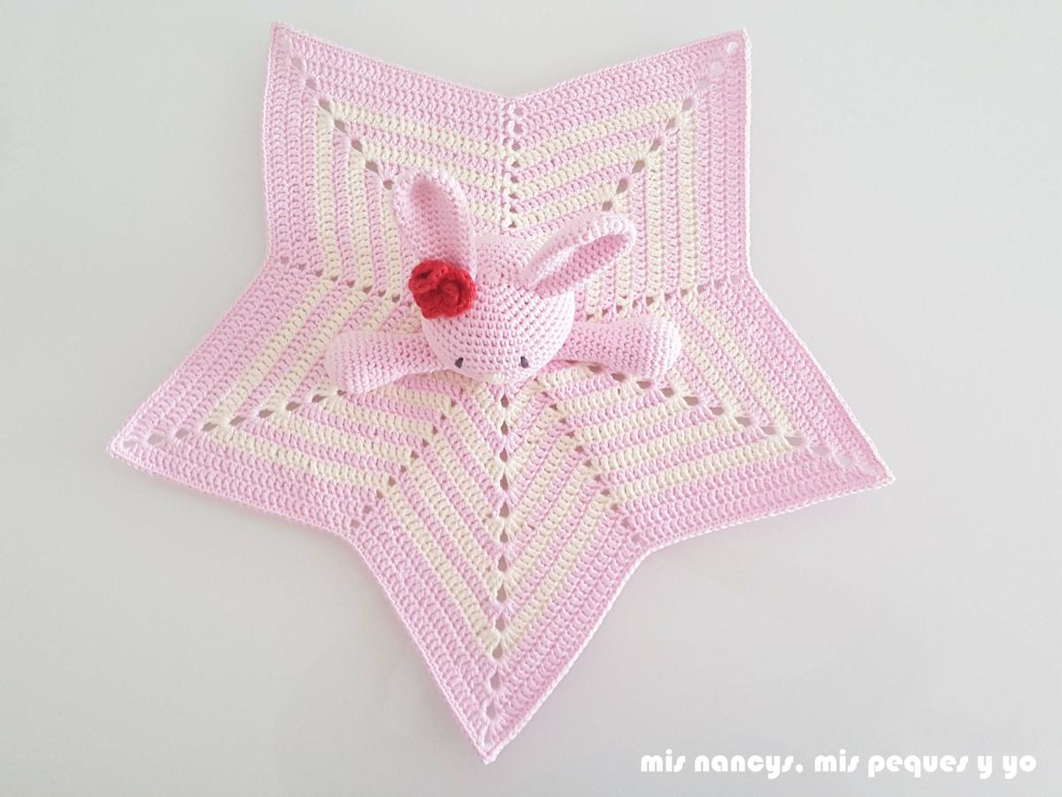 mis nancys, mis peques y yo, manta de apego con conejita amigurumi, vista desde arriba
