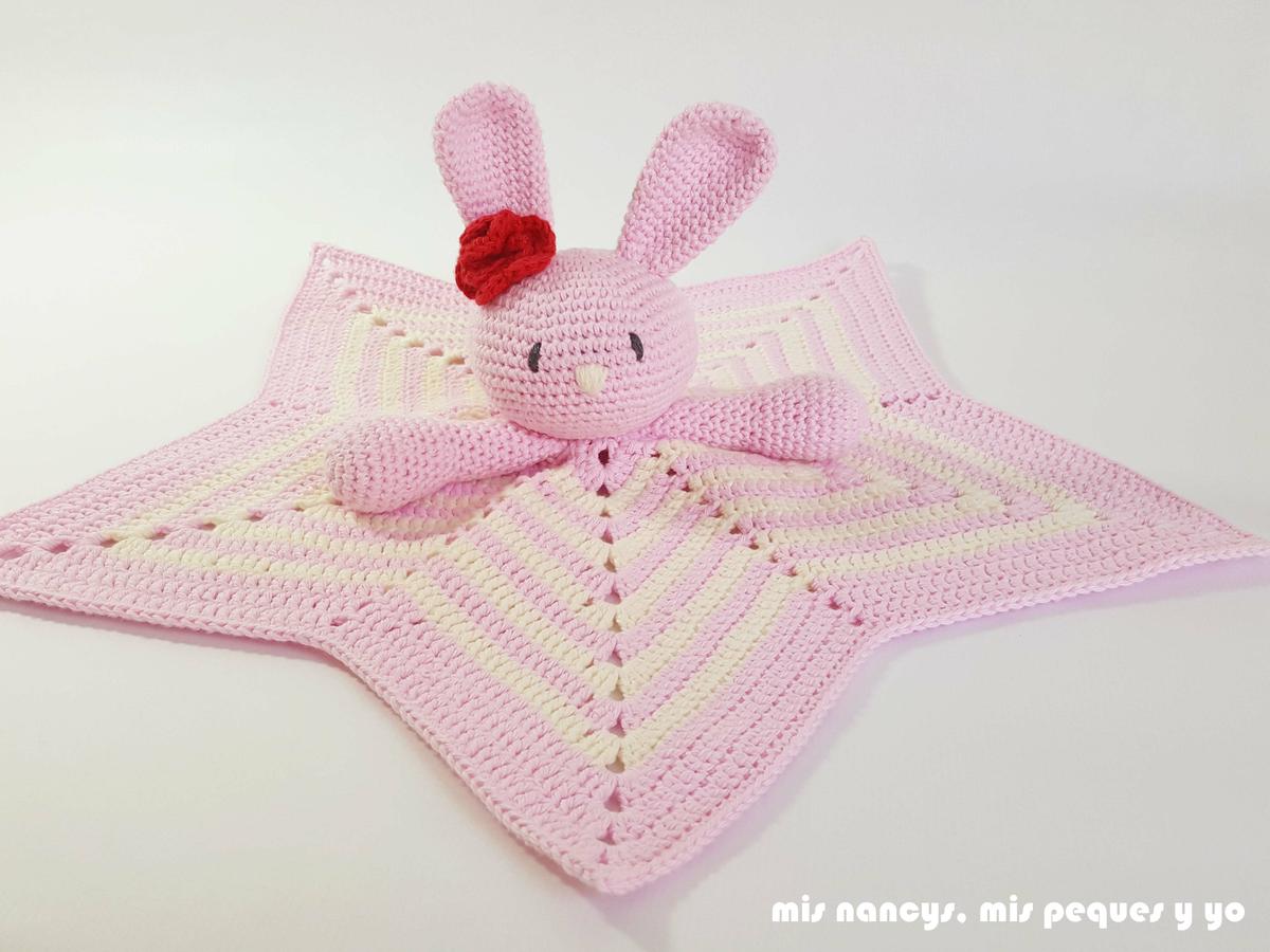 mis nancys, mis peques y yo, manta de apego con conejita amigurumi, mantita rosa y blanca