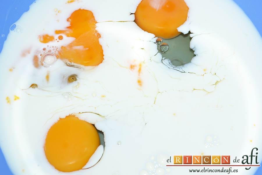 Rosquillas, en un bol amplio ponemos los huevos y la leche