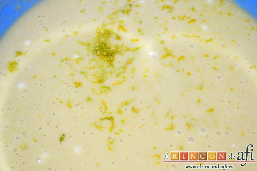 Rosquillas, añadir poco a poco la harina con la levadura y la ralladura de limón