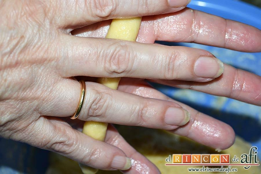 Rosquillas, tras dejarla reposar, formar churritos con la masa