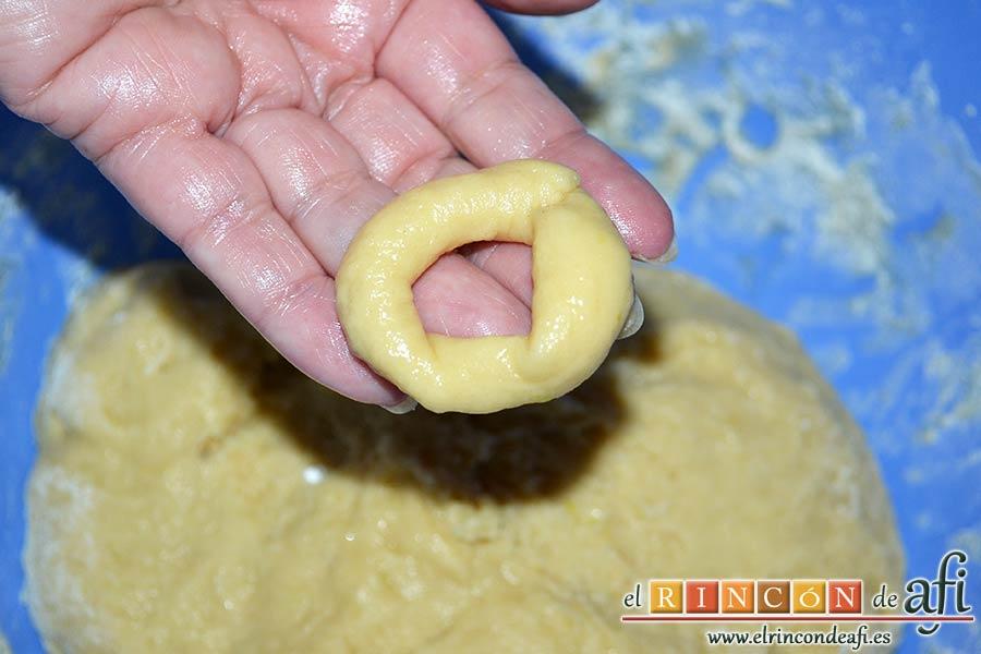 Rosquillas, formar las rosquillas juntando los dos extremos