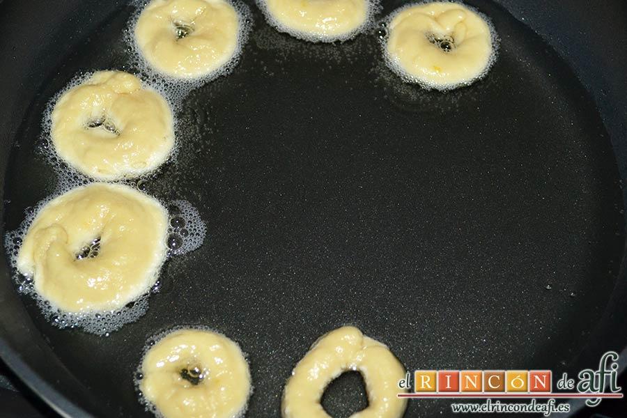 Rosquillas, freír en aceite bien caliente y dar la vuelta para que se doren por ambos lados