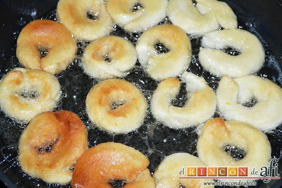 Rosquillas, darles la vuelta para que se doren por ambos lados