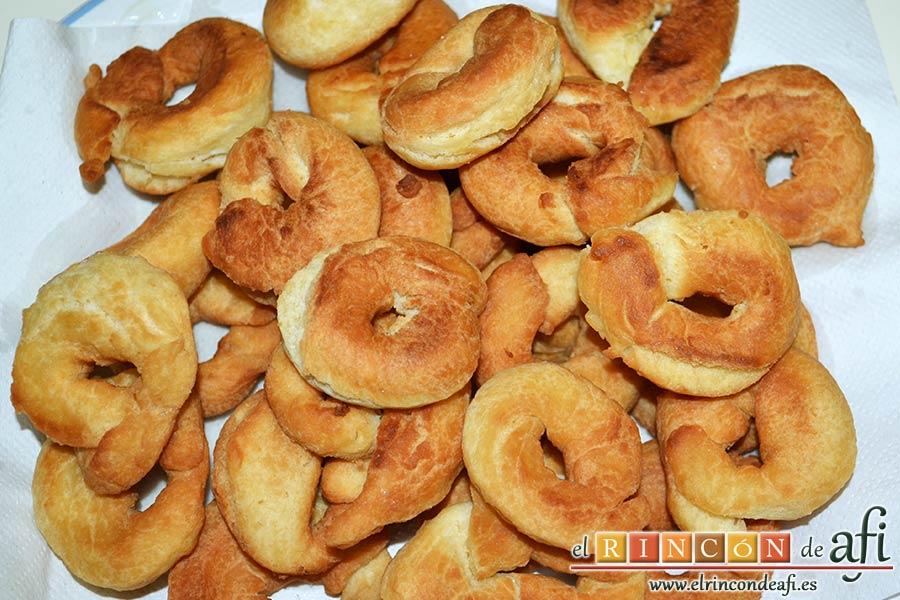 Rosquillas, ponerlas sobre papel absorbente