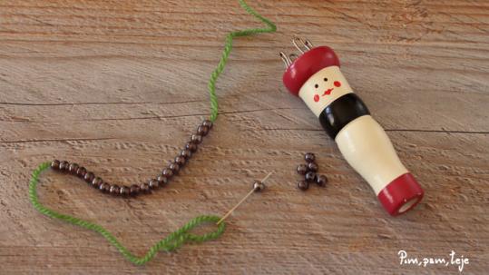 Cómo tejer un adorno navideño con tricotín