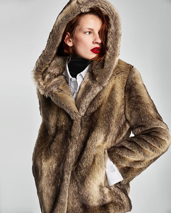 Abrigo de efecto pelo con capucha