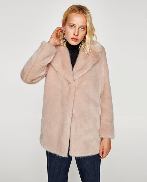 Abrigo efecto pelo rosa