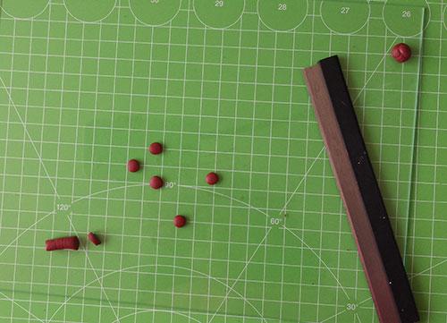 Cortar rebanadas de fimo para los botones