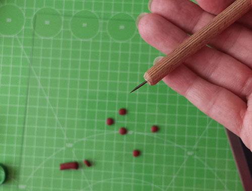 Hacer los agujeros en los botones