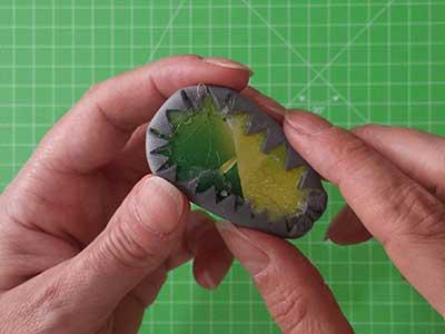 Pegamos el zapato a la plantilla, cuidando de que no quede retorcido.