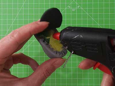 Pegamos la suela con el tacón al zapato de goma eva.