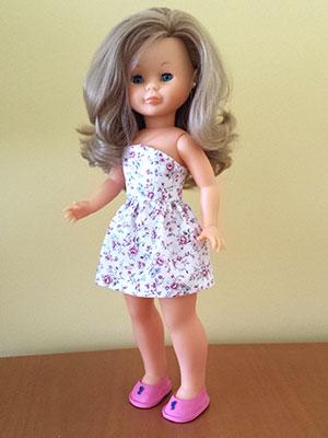 Nancy con zapatos de goma eva rosa con adornos en azul.