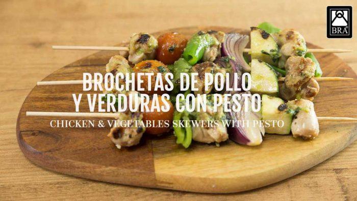 brochetas de pollo y verduras con pesto