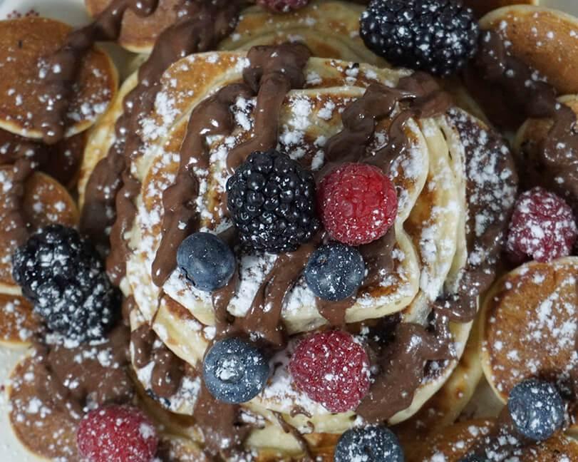 tortitas de chocolate y frutos rojos