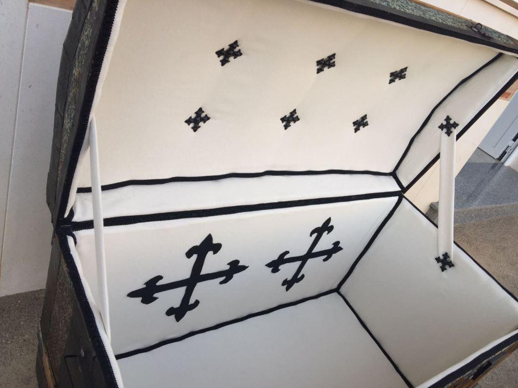 baul antiguo tapizado