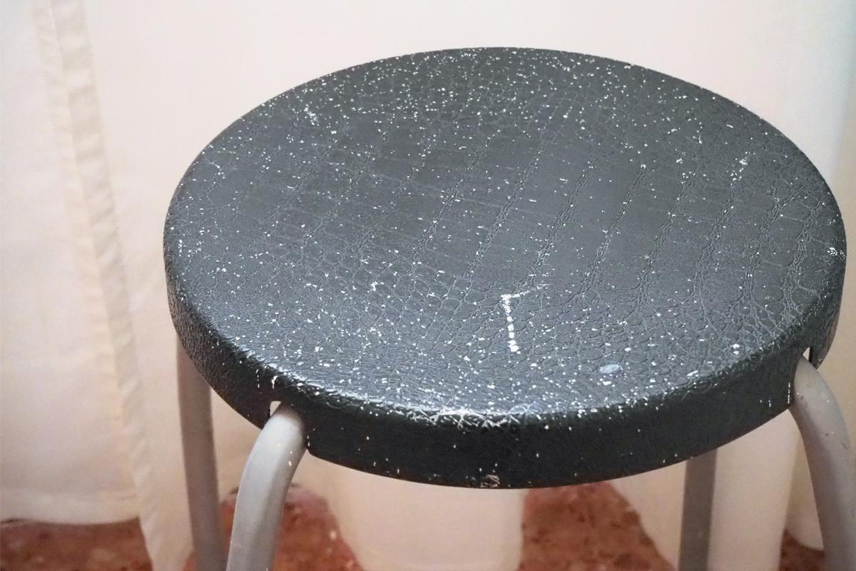 Antes de un taburete renovado, visto en "I am a Mess Blog"