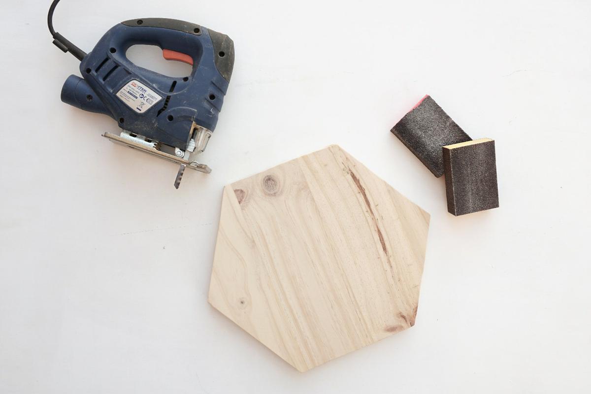 Paso 2, para taburete de Ikea renovado, visto en "I am a Mess Blog"