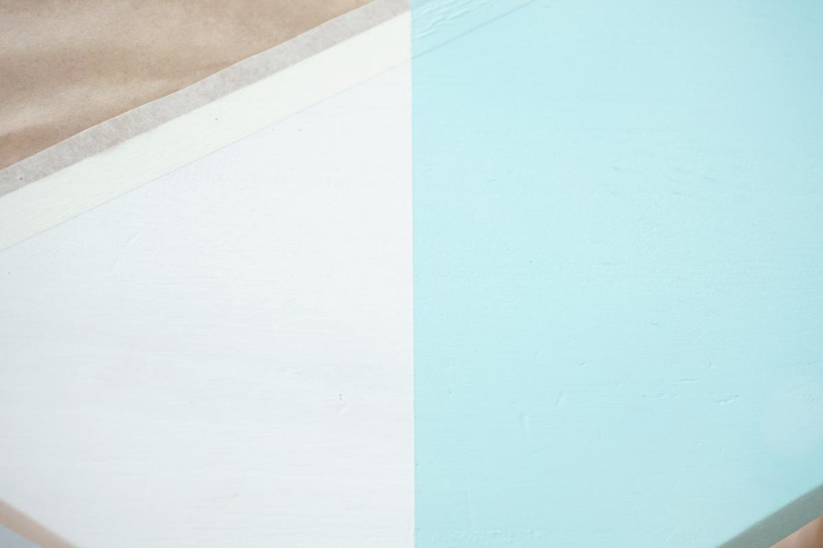 Paso 3, linea perfecta con cinta de pintor, visto en "I am a Mess Blog"