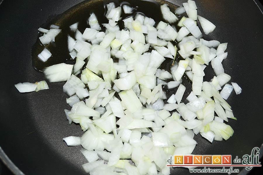 Burritos de pollo con queso, sofreír la cebolla troceada