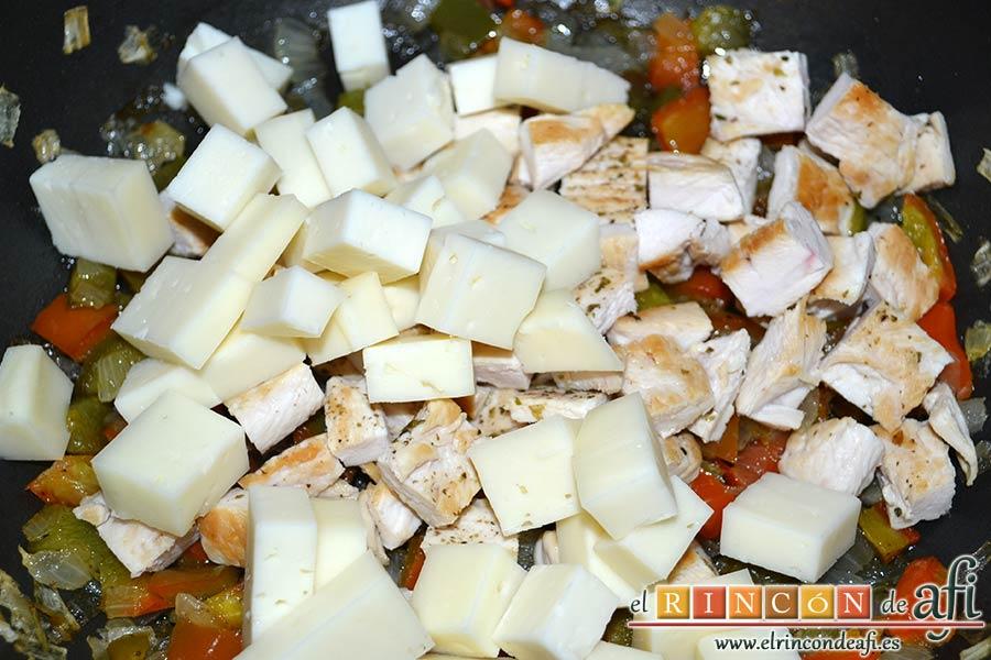 Burritos de pollo con queso, añadirlas al sofrito