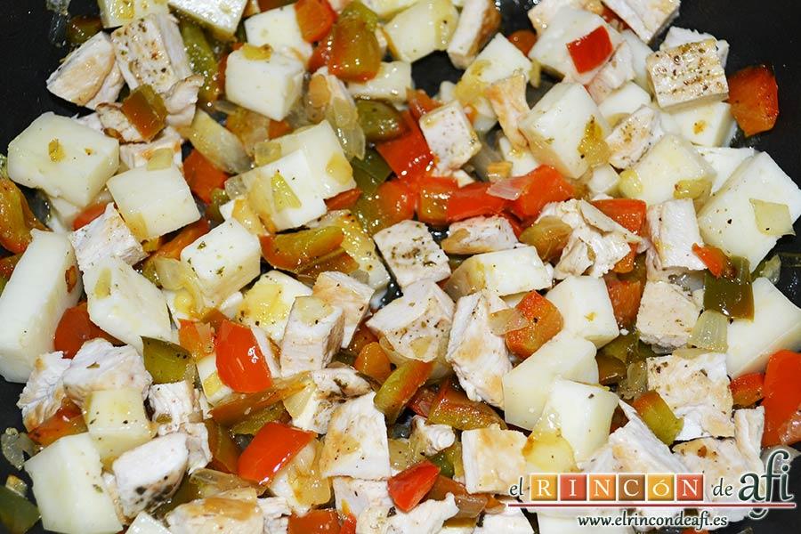 Burritos de pollo con queso, remover bien