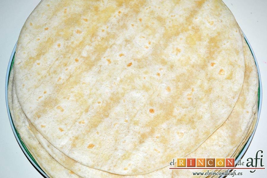 Burritos de pollo con queso, preparar las tortitas