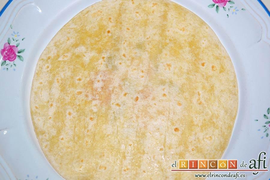 Burritos de pollo con queso, reservarlas en un plato