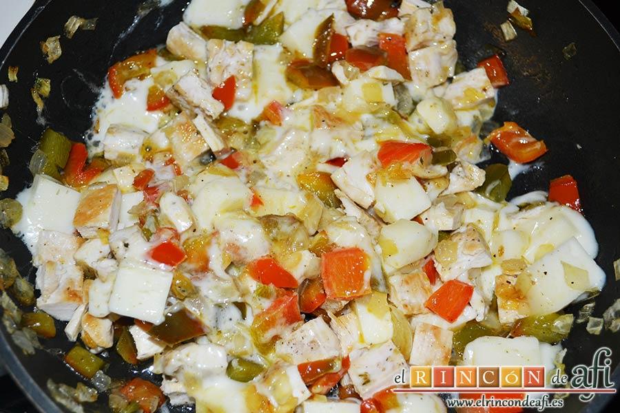 Burritos de pollo con queso, cuando el queso esté fundido, está listo el relleno