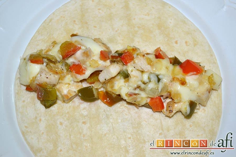 Burritos de pollo con queso, disponer la mezcla sobre una de las tortitas