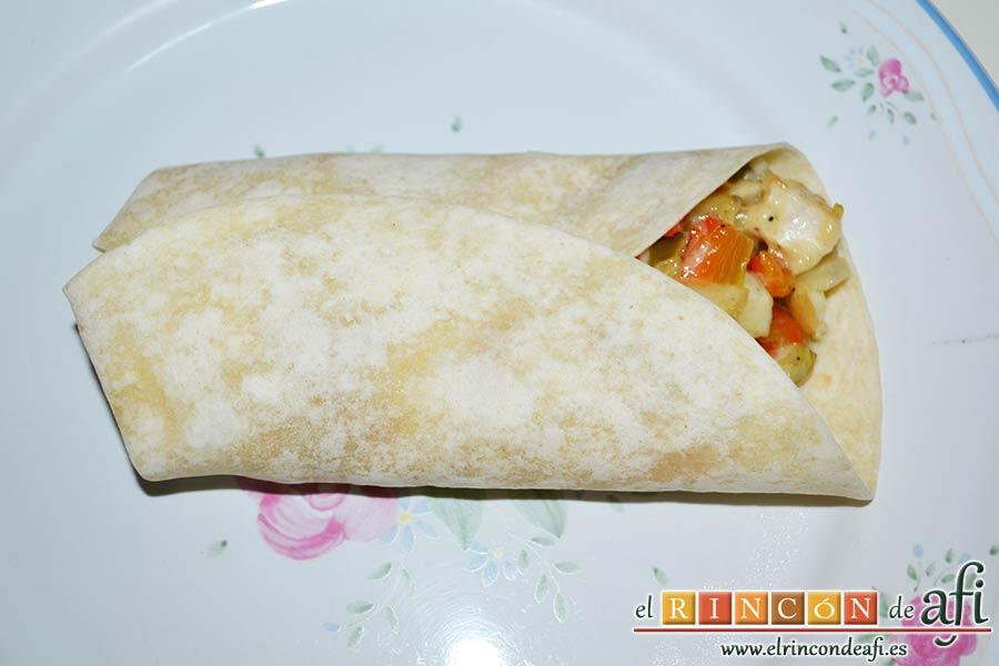 Burritos de pollo con queso, cerrar las tortillas