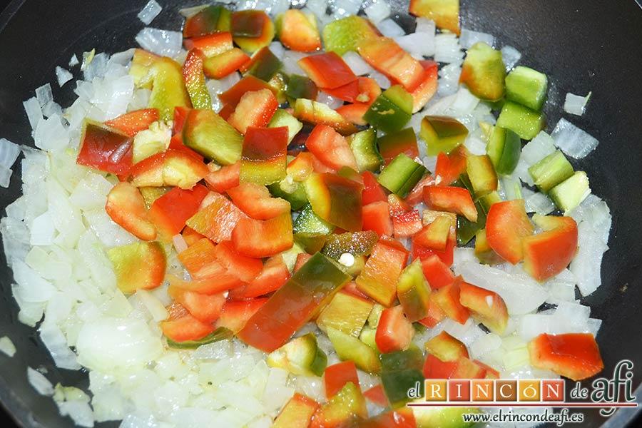 Burritos de pollo con queso, cuando esté doradita añadir el pimiento troceado