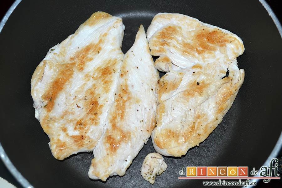 Burritos de pollo con queso, dorar en otra sartén sin aceite las pechugas de pollo salpimentadas