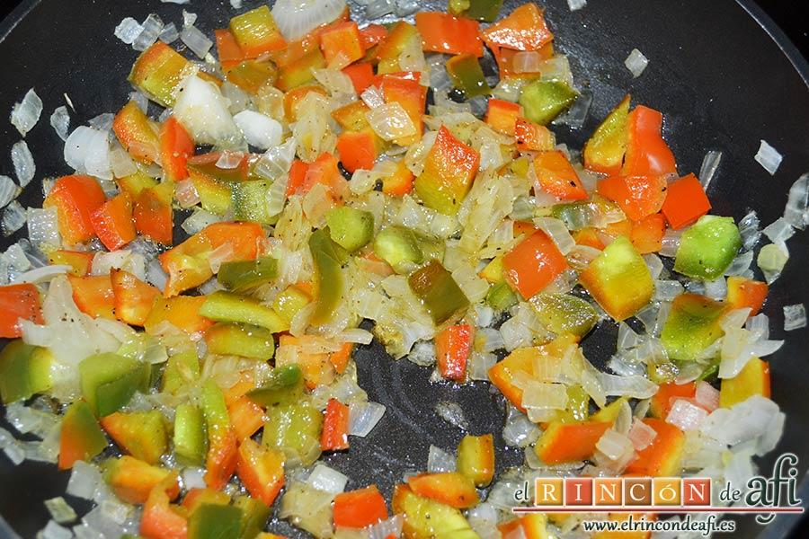 Burritos de pollo con queso, vigilar que esté hecho el sofrito