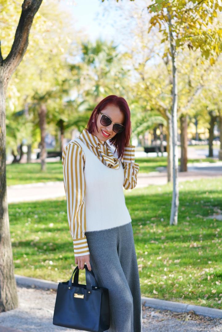 Look de otoño con blusa de rayas