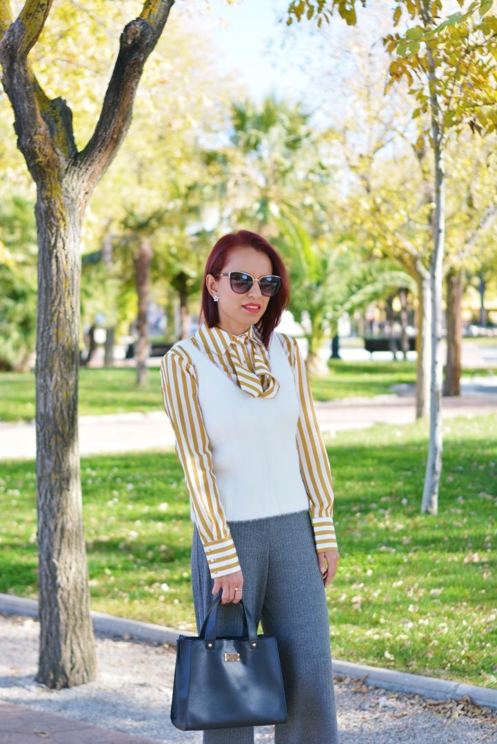 Pantalón gris con blusa de rayas