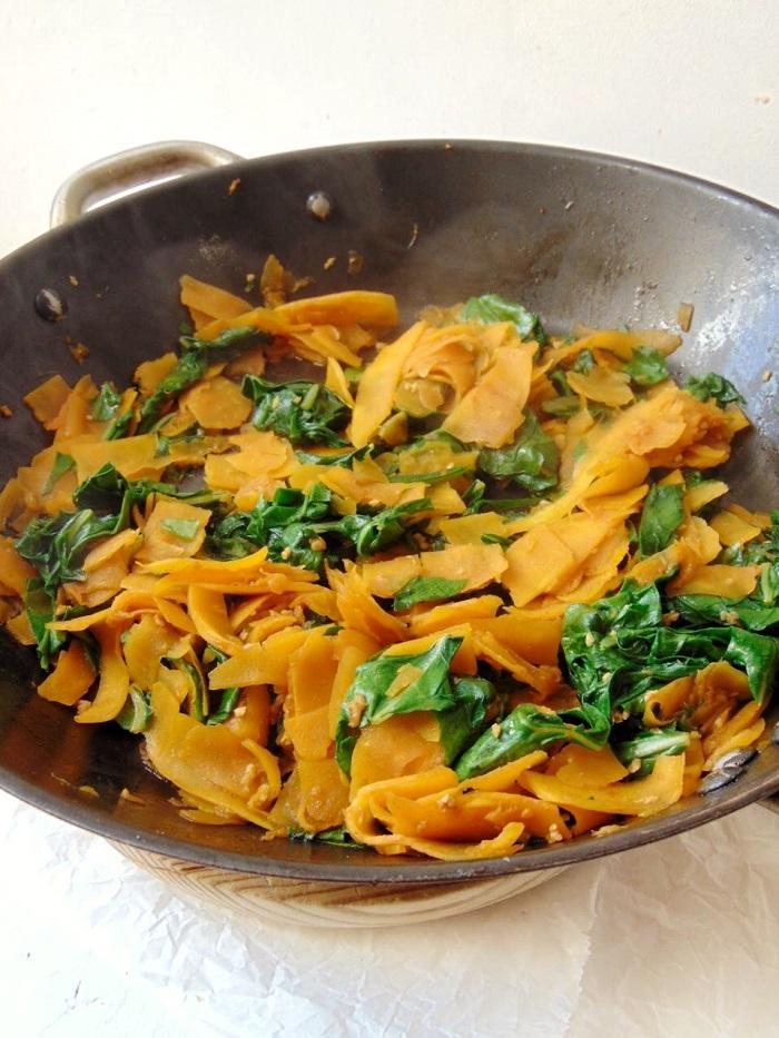 tallarines de calabaza con acelgas y ricotta