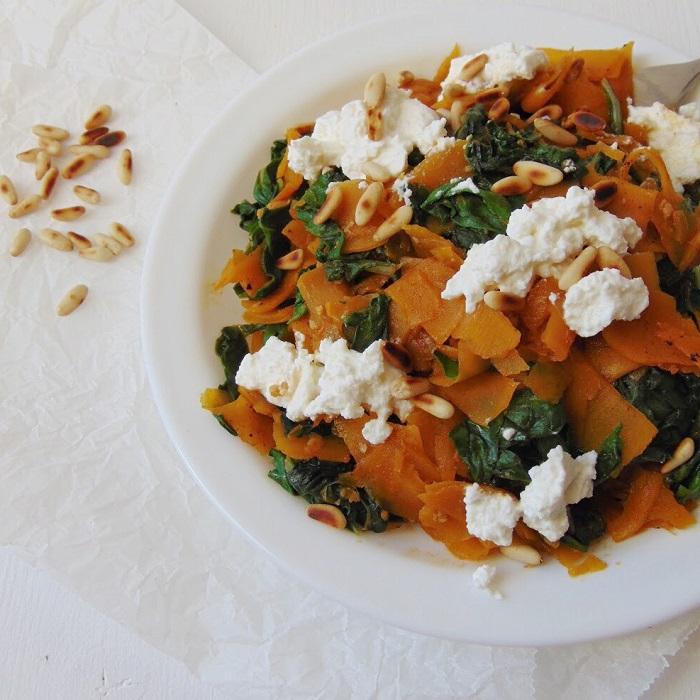 Tallarines de calabaza con acelgas y ricotta