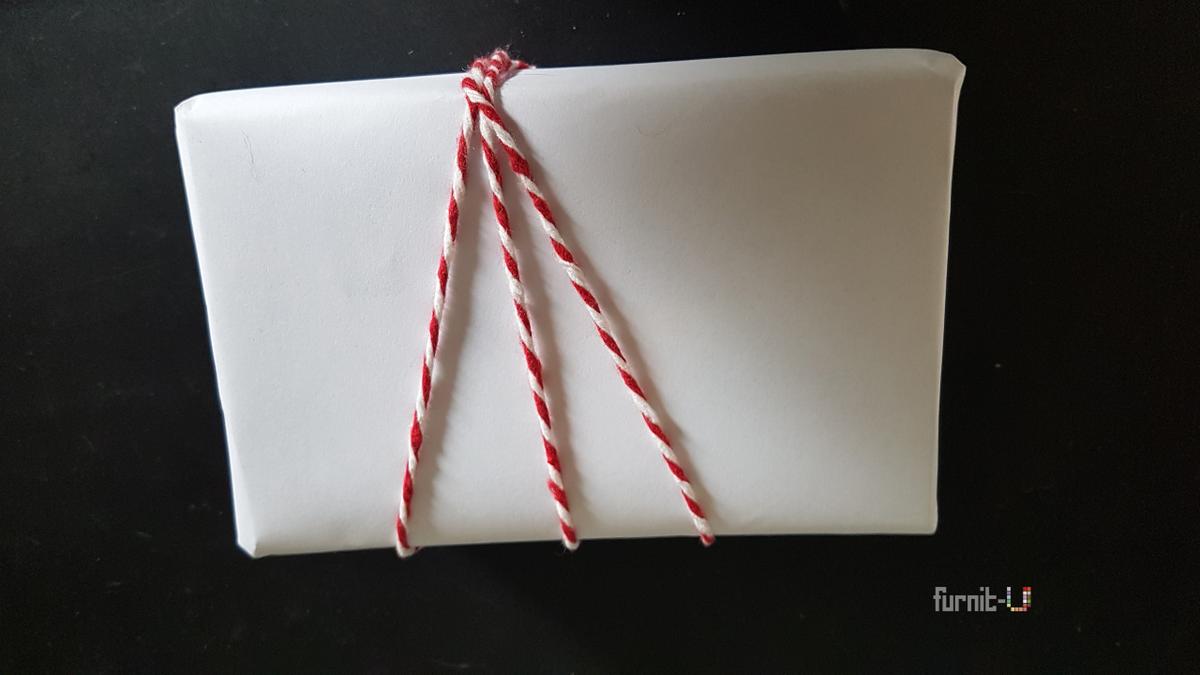 envolver regalos de Navidad diy express - colocamos la cuerda