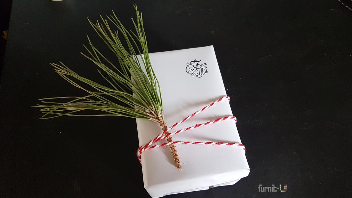 envolver regalos de Navidad diy express - colocamos la ramita y una cuerda