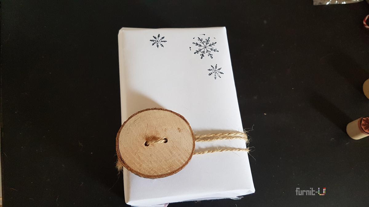 envolver regalos de Navidad diy express - colocamos la rodaja con una cuerda