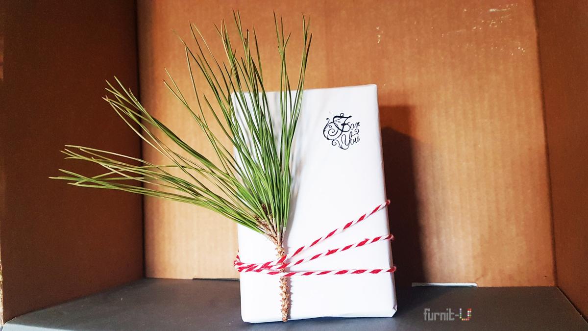 envolver regalos de Navidad diy express - con una ramita de pino y cuerda de color