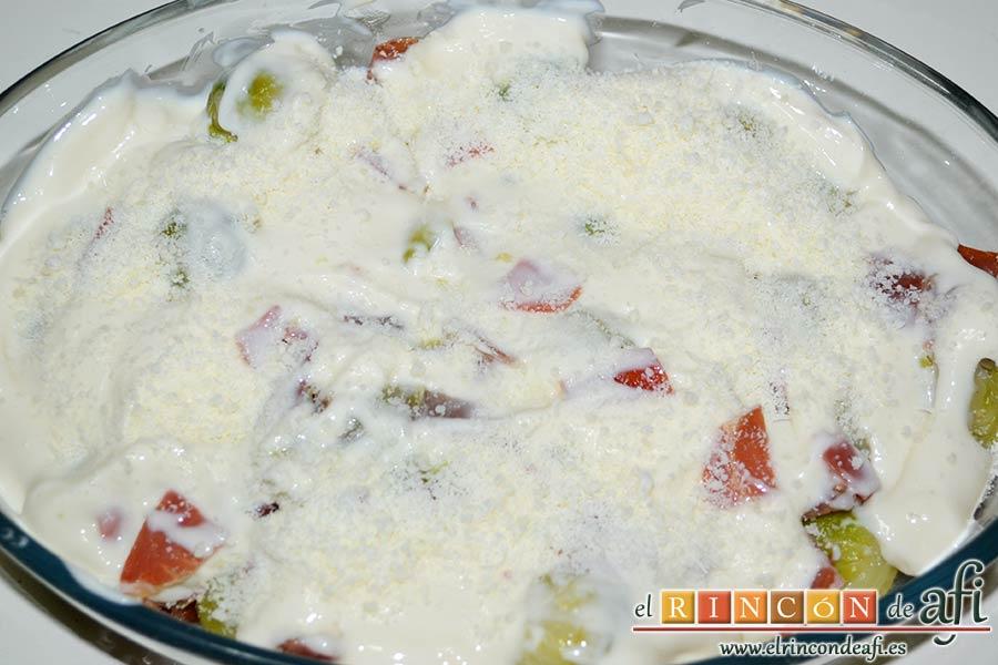 Coles de Bruselas gratinadas, espolvorear con queso parmesano rallado