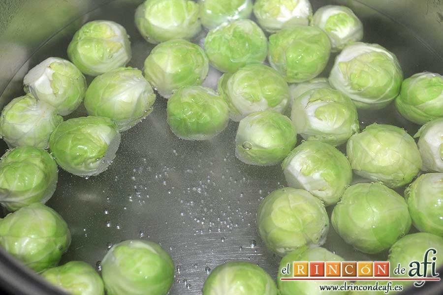 Coles de Bruselas gratinadas, ponerlas a hervir en agua con sal