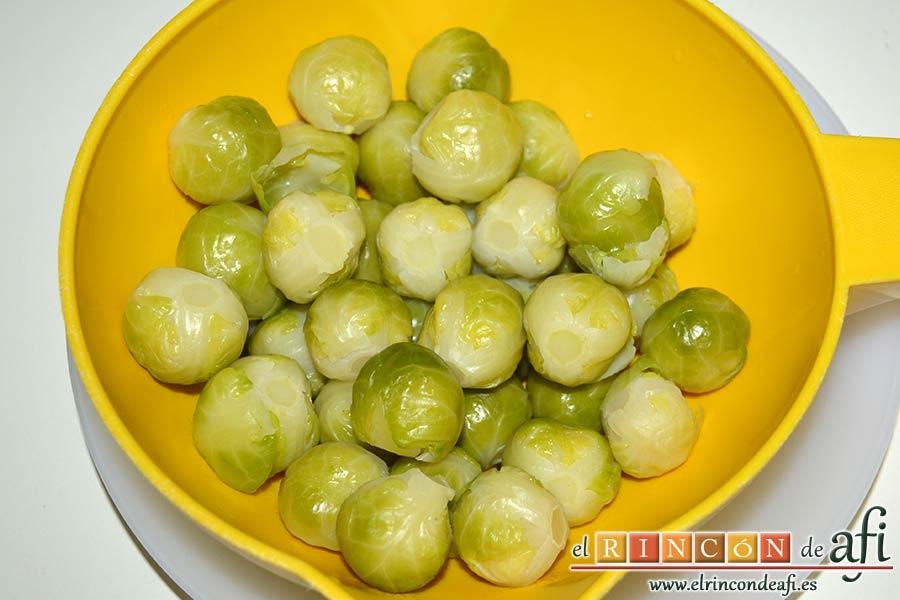 Coles de Bruselas gratinadas, escurrir y reservar