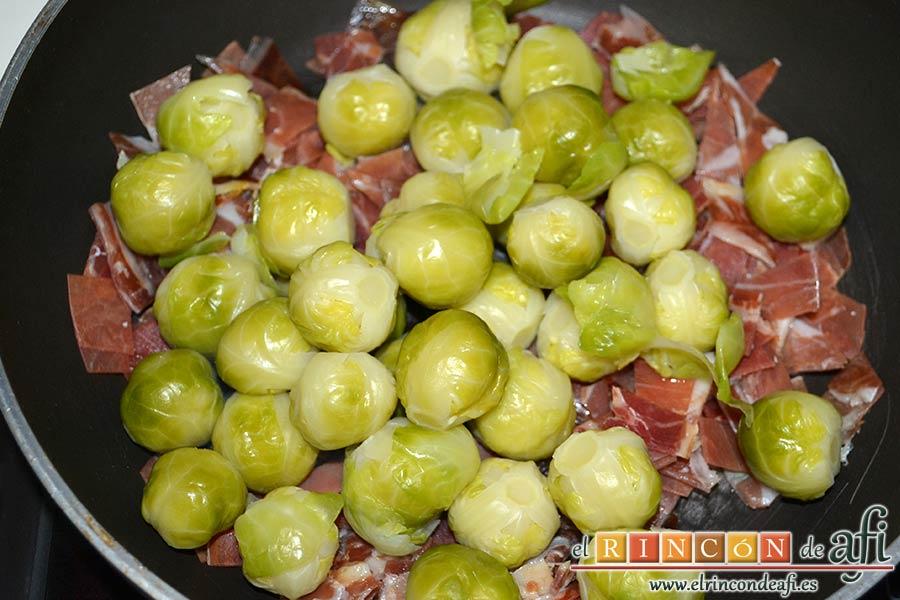 Coles de Bruselas gratinadas, añadir las coles de Bruselas