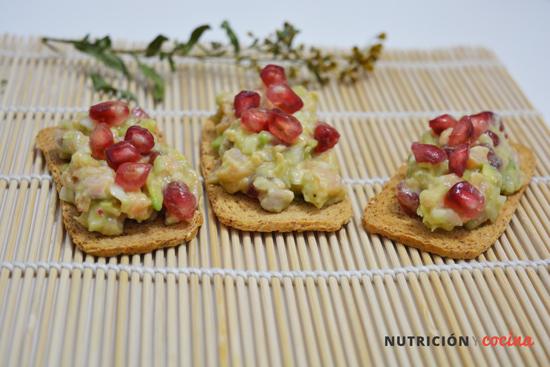 recetas con granada, tosta de tartar de salmon con aguacate y granada