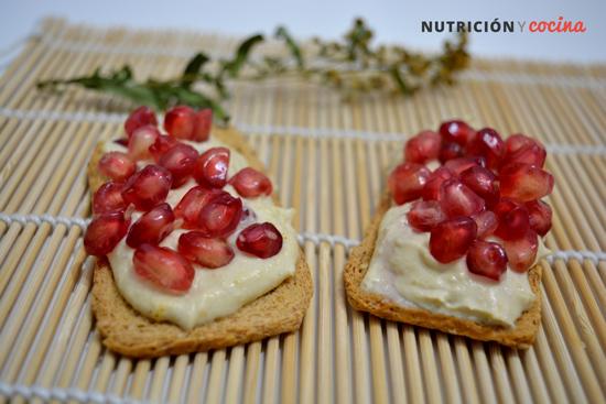 recetas con granada, tosta de hummus con curry y granada