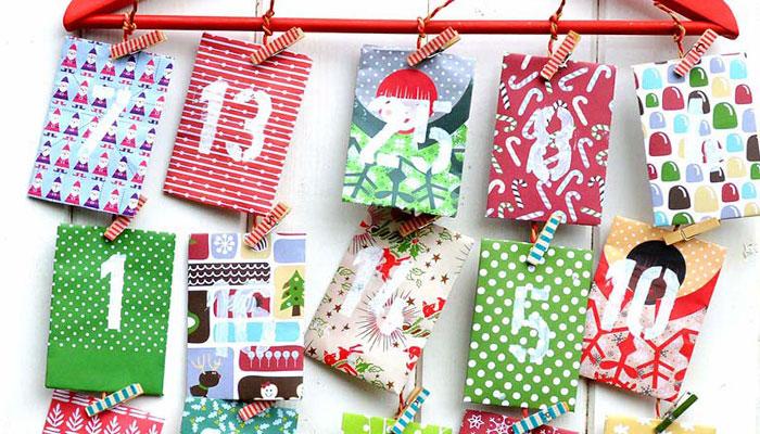 calendarios-de-adviento-hecho-en-percha-con-sobres-de-papel-de-regalo-y-pinzas-de-ropa