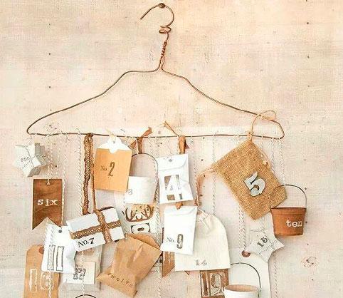 calendarios-de-adviento-hecho-con-percha-y-scrapbooking-con-regalos-de-diferentes-formas